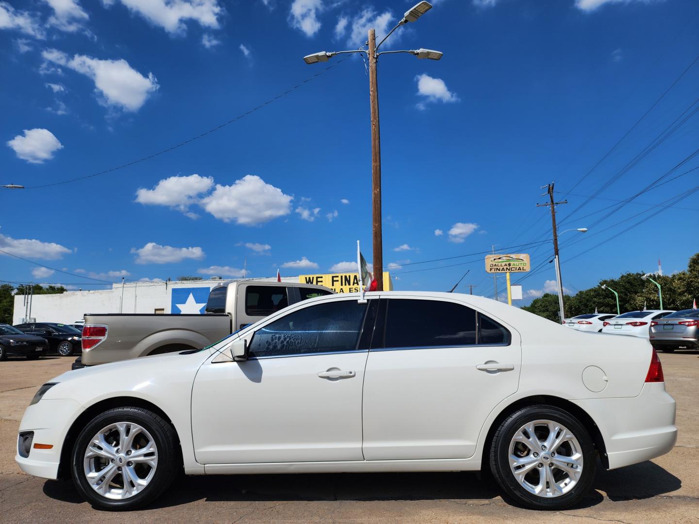 2012 WHITE Ford Fusion se (3FAHP0HG8CR) , AUTO transmission, located at 2660 S.Garland Avenue, Garland, TX, 75041, (469) 298-3118, 32.885551, -96.655602 - Welcome to DallasAutos4Less, one of the Premier BUY HERE PAY HERE Dealers in the North Dallas Area. We specialize in financing to people with NO CREDIT or BAD CREDIT. We need proof of income, proof of residence, and a ID. Come buy your new car from us today!! This is a Super Clean 2012 FORD FUSIO - Photo#6